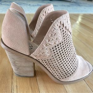 Vince Camuto blush Pink suede peep toe bootie - size 7.5